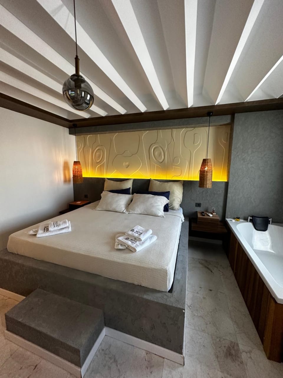 Bed, Photo of the whole room, towels