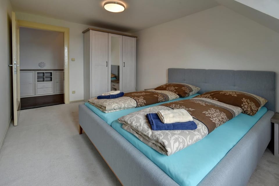 Bed, Bedroom, towels, wardrobe
