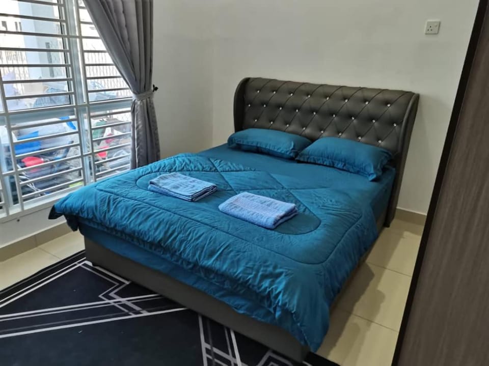 Photo of the whole room, Bedroom