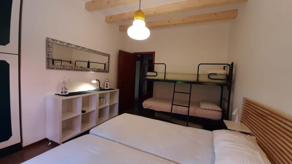 Bedroom, bunk bed