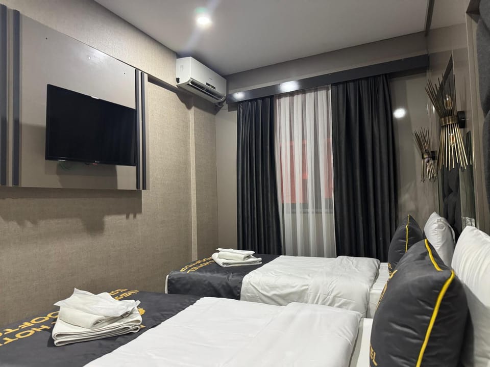 Bed, TV and multimedia, Bedroom