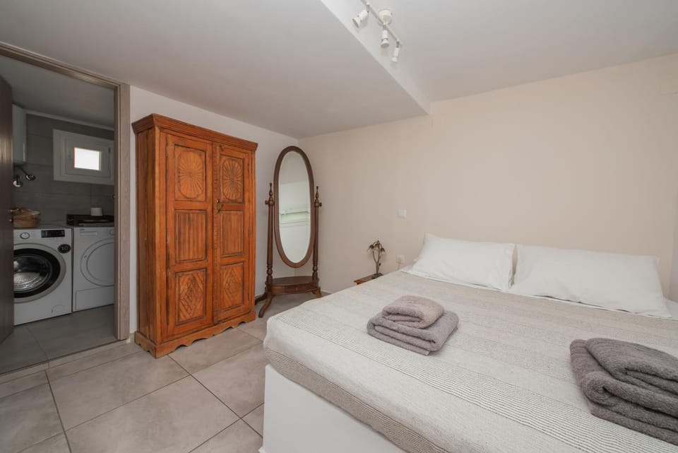 Bed, Bathroom, Photo of the whole room, Bedroom, towels, wardrobe, washing machine, dryer