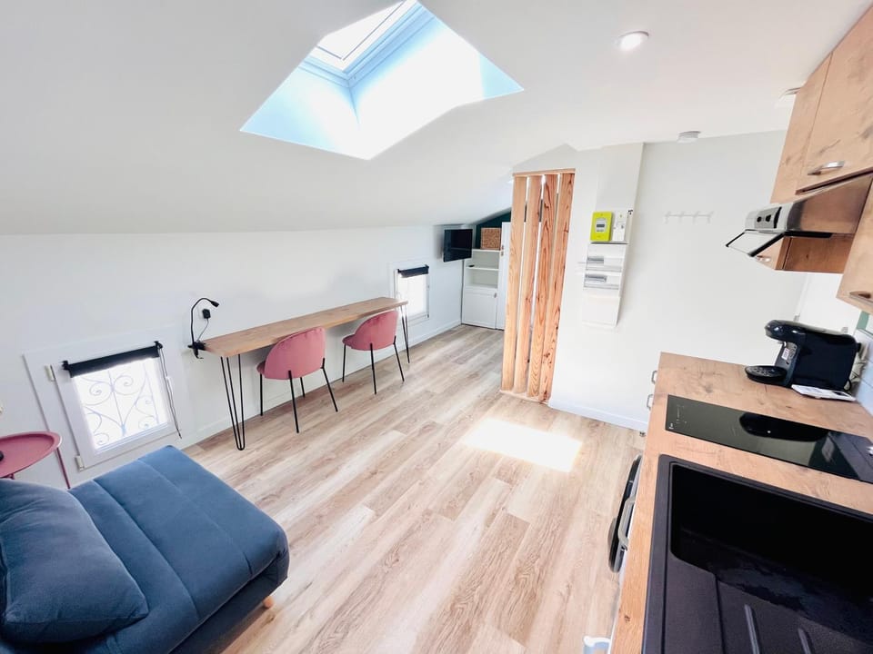 TV and multimedia, Living room, Seating area, Dining area
