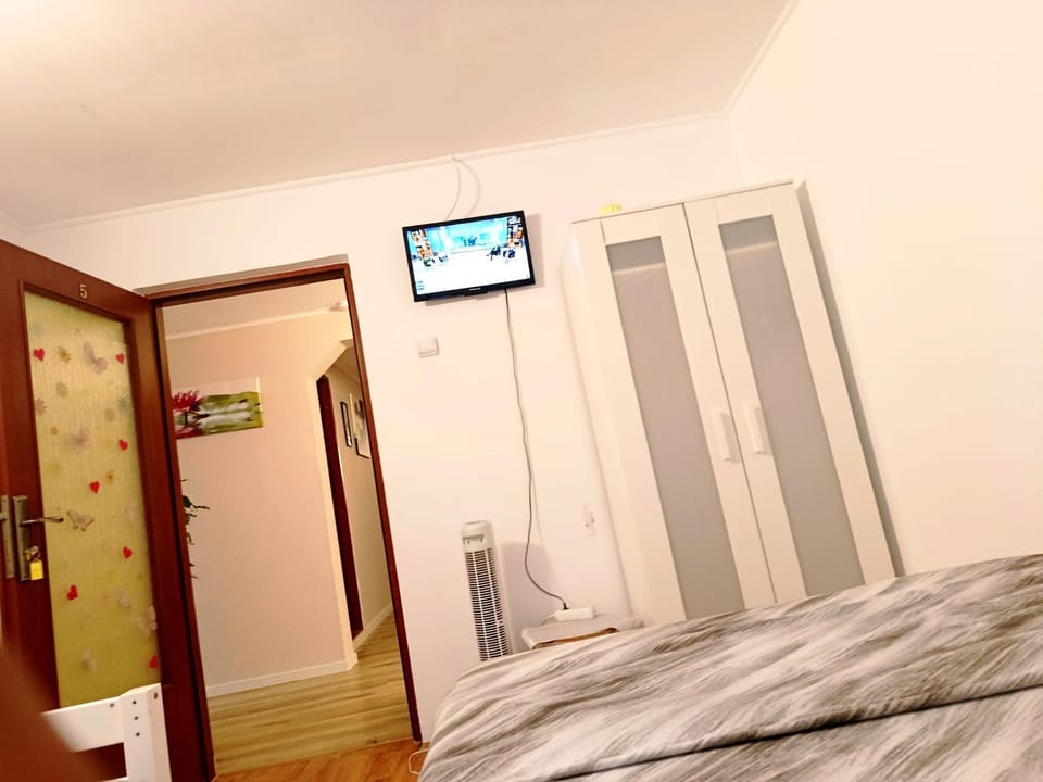 Bed, TV and multimedia, Bedroom, wardrobe