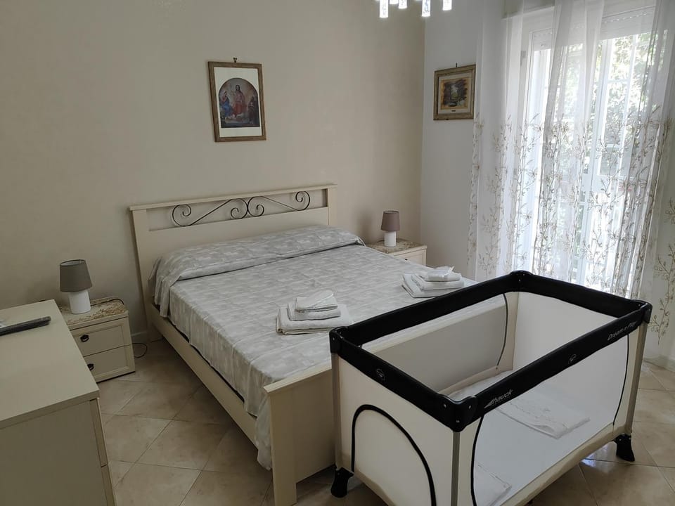Photo of the whole room, Bedroom, cot, towels