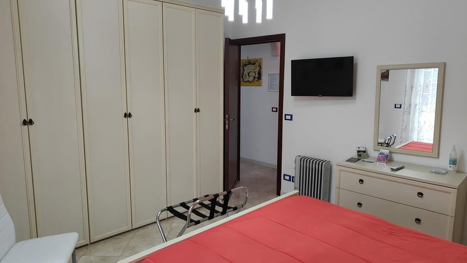 Bed, TV and multimedia, Photo of the whole room, Bedroom, wardrobe