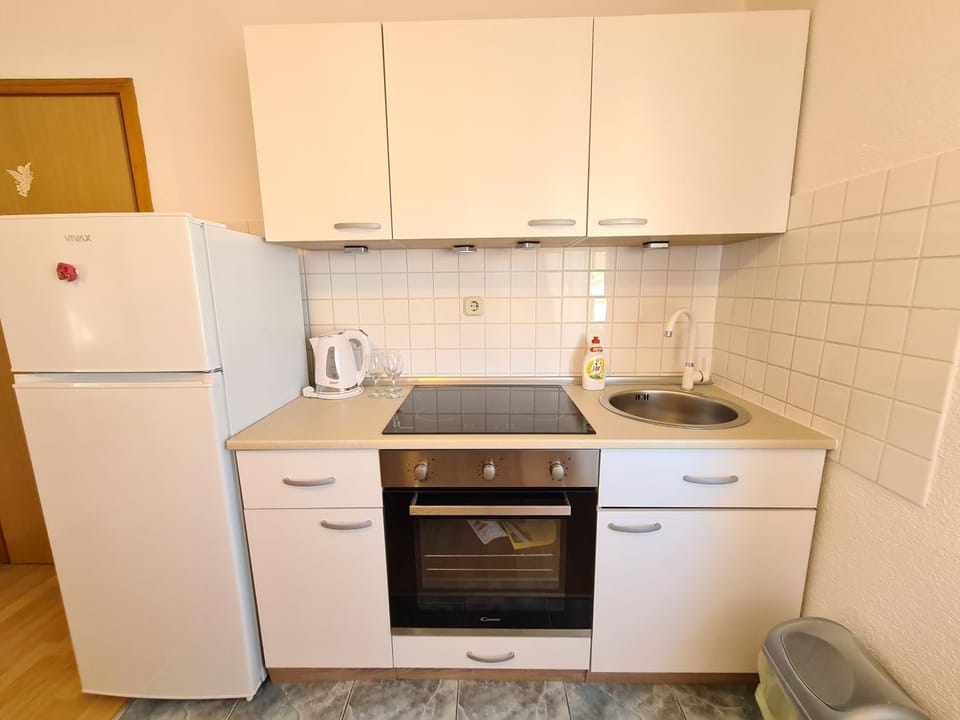 Kitchen or kitchenette, oven, stove
