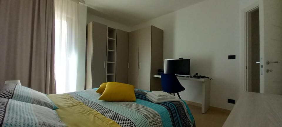 Bed, TV and multimedia, Photo of the whole room, Bedroom, wardrobe