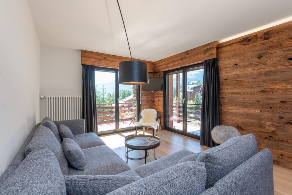 Shower, Bed, Bathroom, Kitchen or kitchenette, Living room, Bedroom