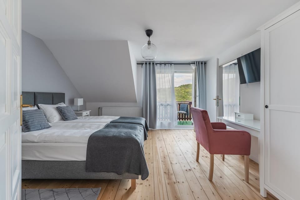 Photo of the whole room, Bedroom