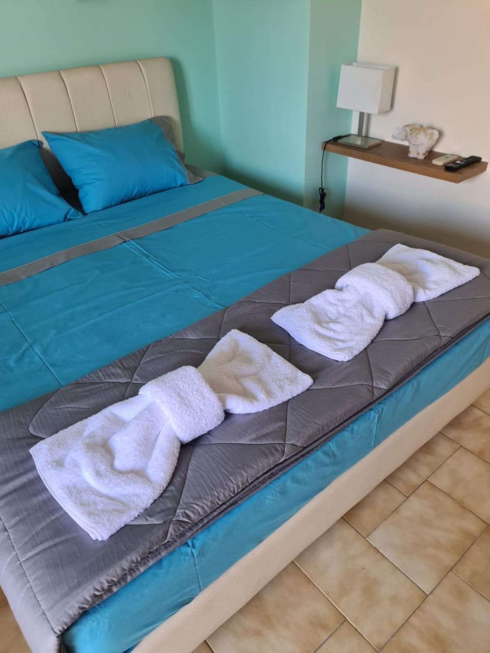 Bed, Bedroom, towels