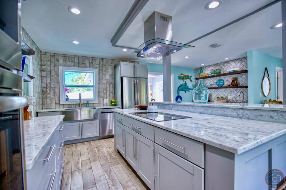 Tropical Oasis Heated Pool Hot Tub Near Siesta Key House in Sarasota