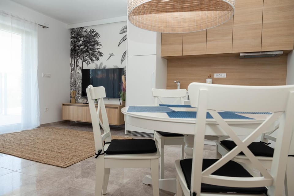 TV and multimedia, Kitchen or kitchenette, Living room, Seating area, Dining area