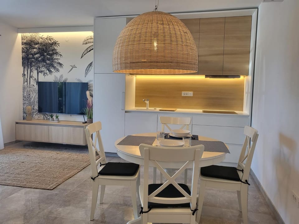 TV and multimedia, Kitchen or kitchenette, Living room, Seating area, Dining area, air conditioner