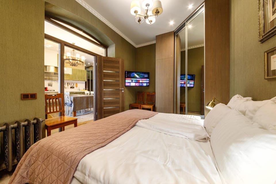 Bed, TV and multimedia, Bedroom