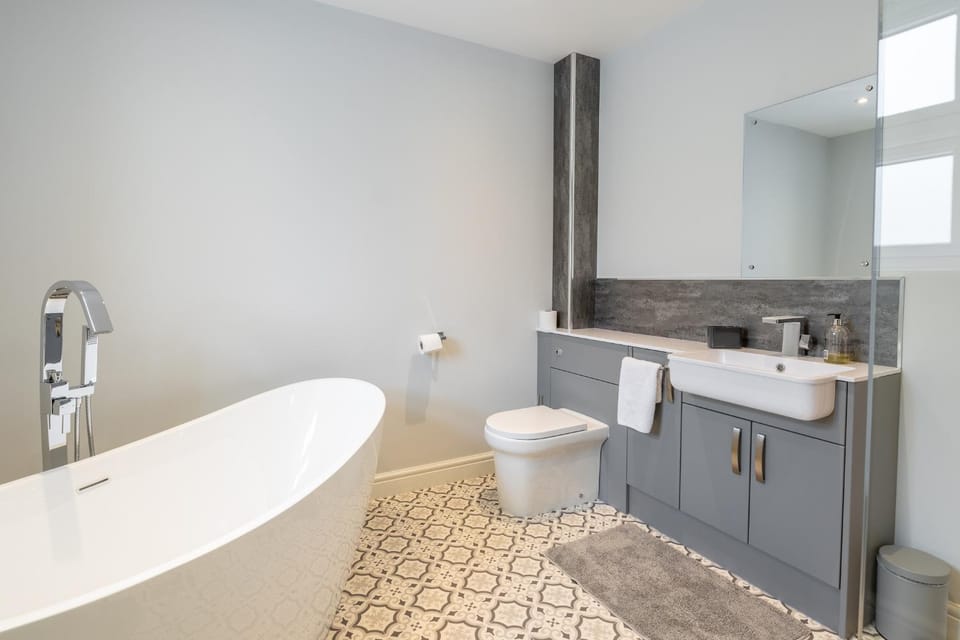 The Orchard - Spacious 5 Bed House in Burton upon Trent