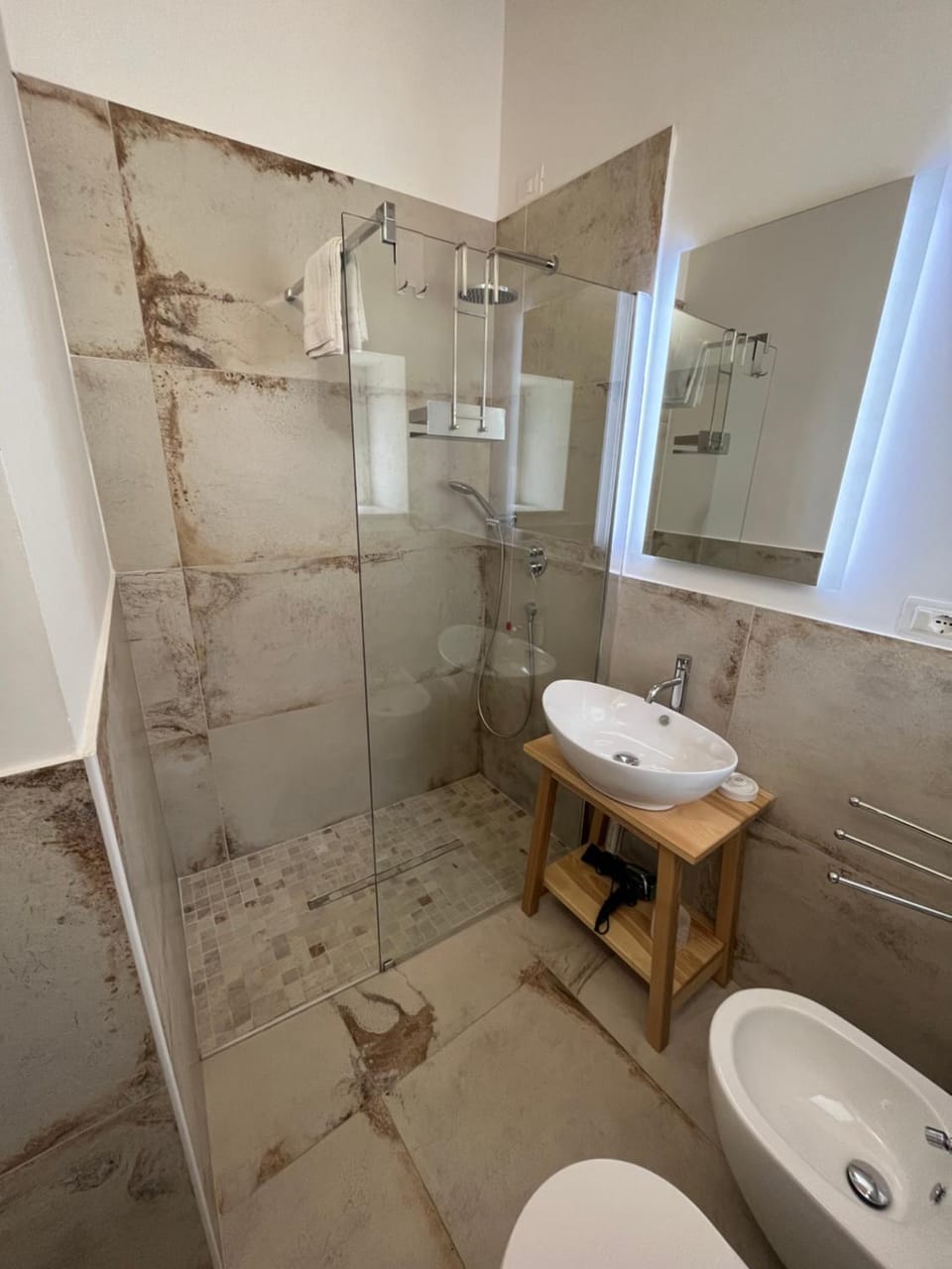 Shower, Toilet, Bathroom, bidet, towels
