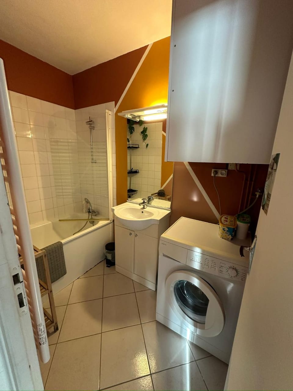 Bathroom, washing machine