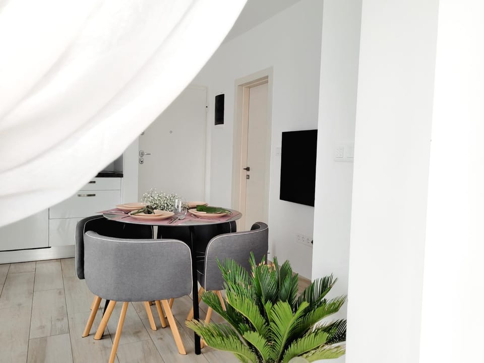 Communal lounge/ TV room, TV and multimedia, Living room, Seating area, Dining area