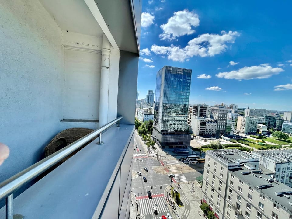 LILY metro WiFi 1 Gbs 70'TV Netflix HBO Max AppleTV Apartment in Warsaw