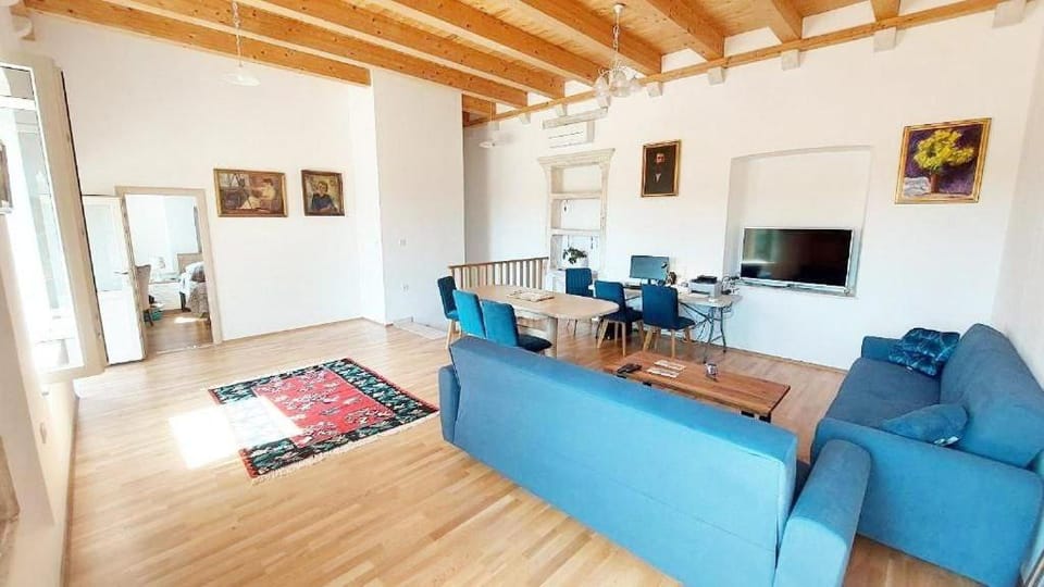 Communal lounge/ TV room, Dining area
