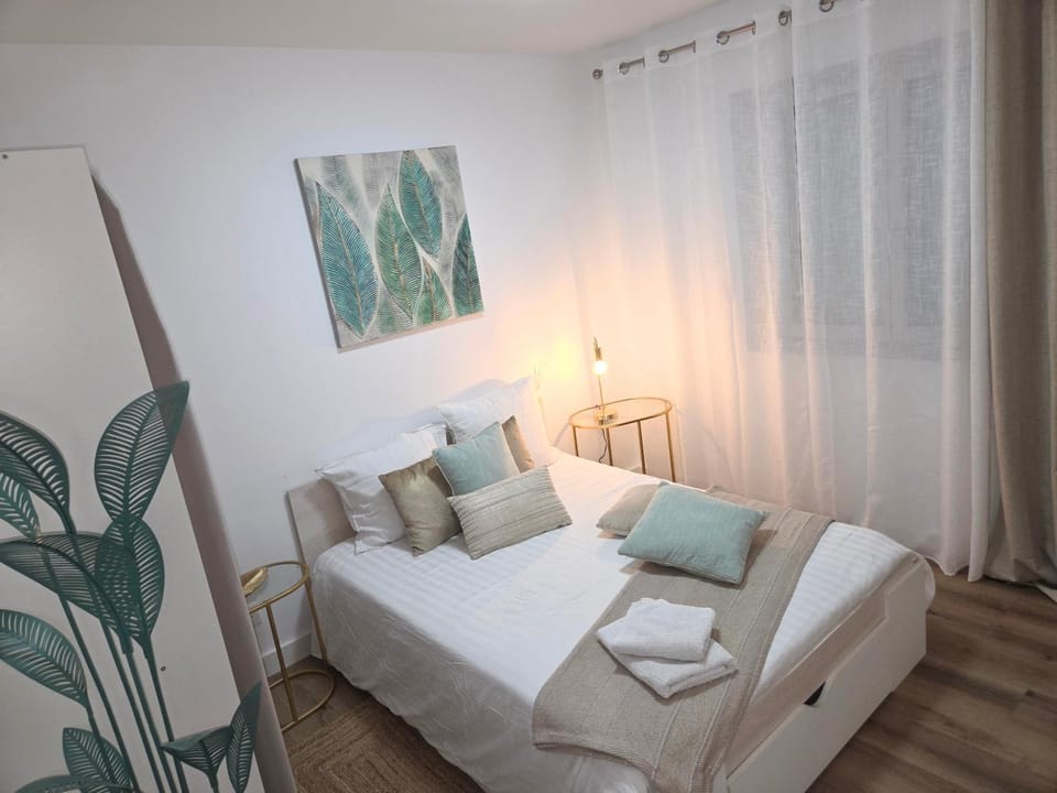 Bed, Bedroom