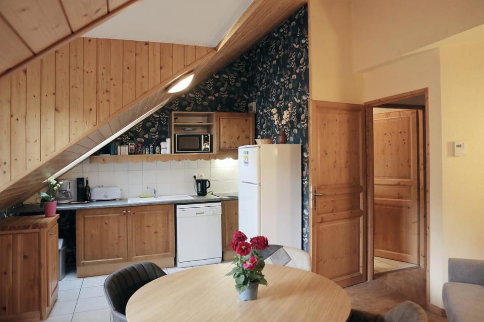 Kitchen or kitchenette, Dining area