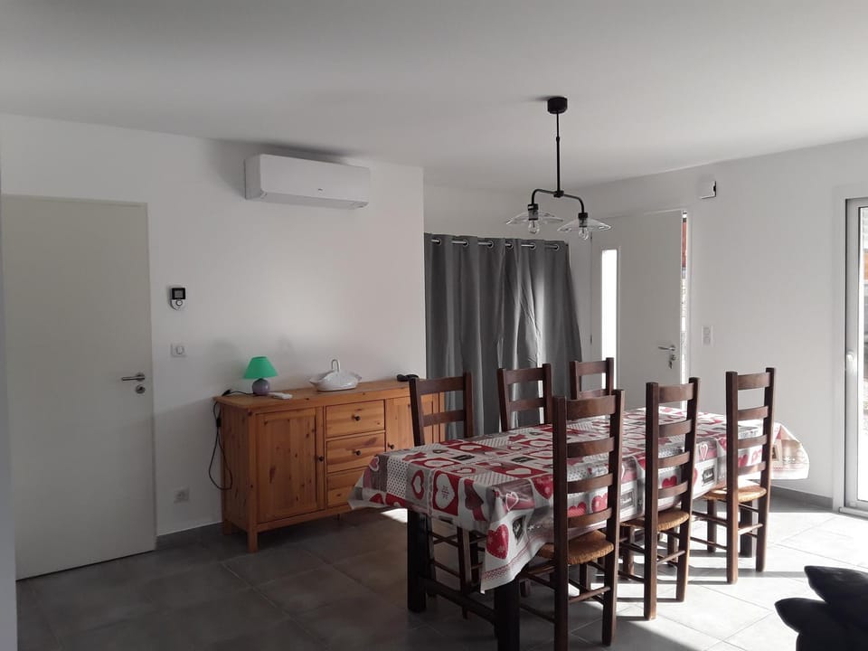 Living room, Dining area, air conditioner