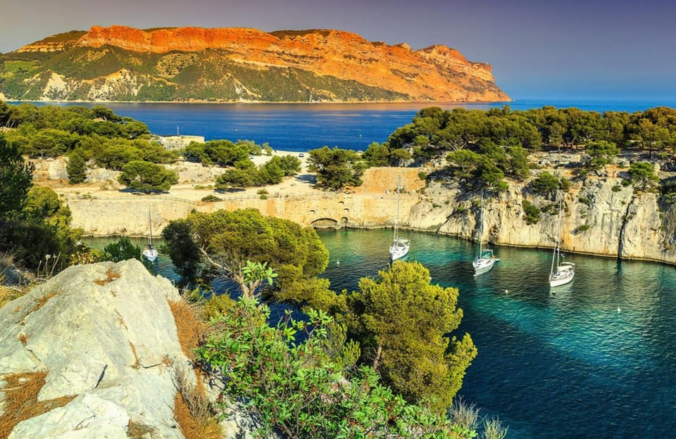 Duplex atypique rénové en plein centre du village Apartment in Cassis