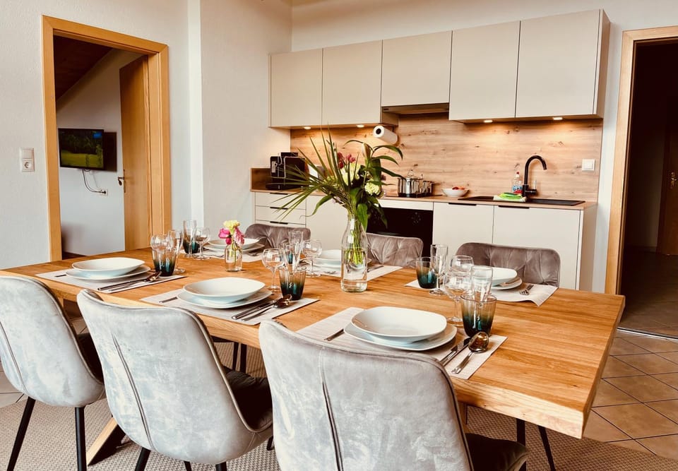 Kitchen or kitchenette, Seating area, Dining area