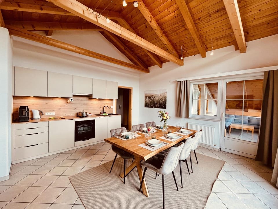 Kitchen or kitchenette, Dining area, oven, pet friendly, stove