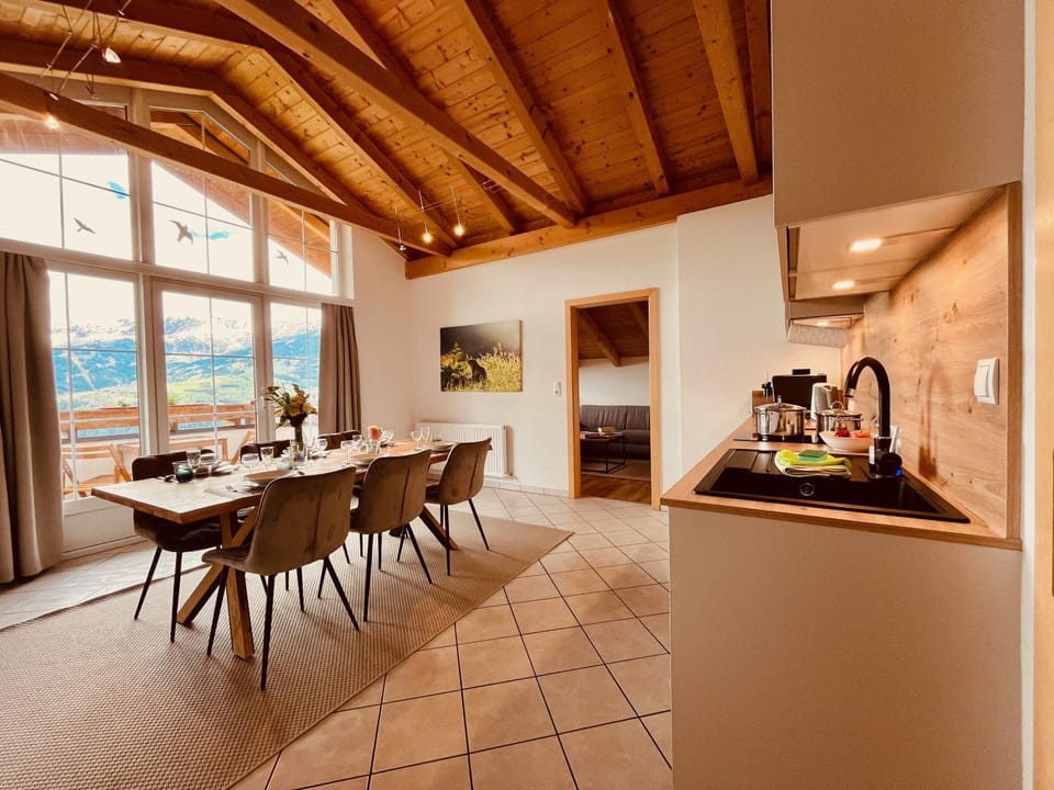 Kitchen or kitchenette, Dining area