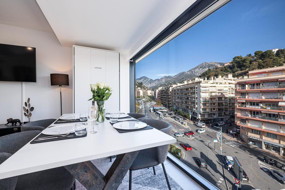 City view, Mountain view, Location