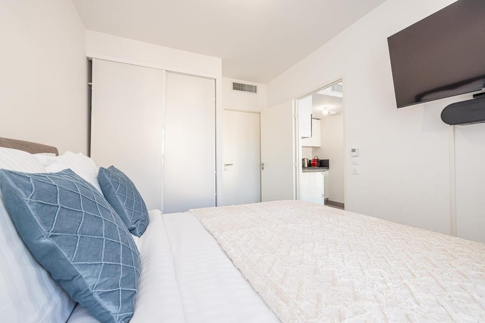 Bed, TV and multimedia, Bedroom, wardrobe
