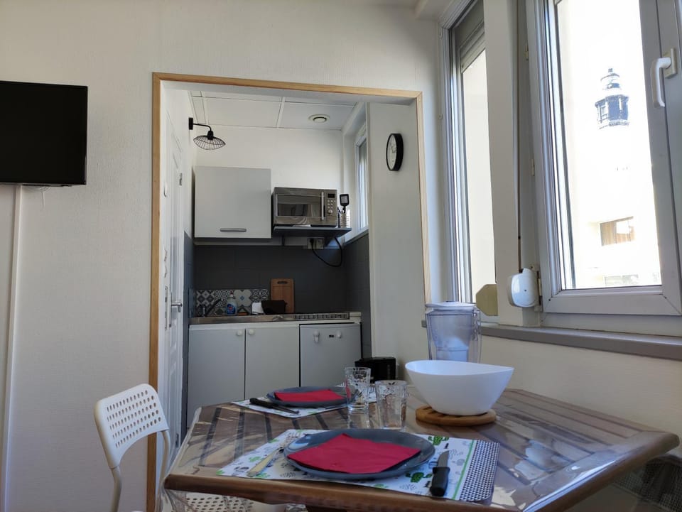 Kitchen or kitchenette, Dining area