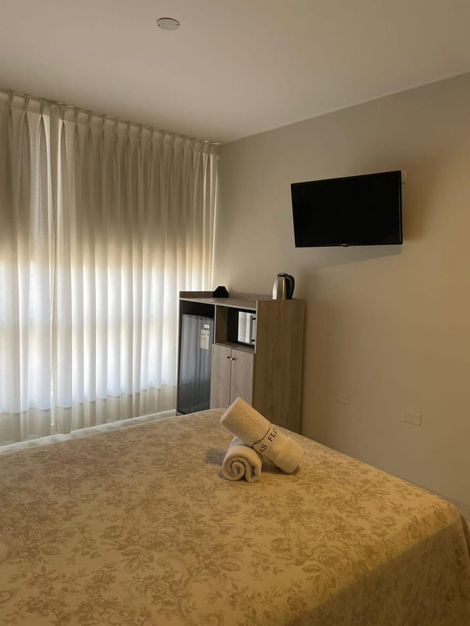 Bed, TV and multimedia, Photo of the whole room, Bedroom, microwave, room service, towels