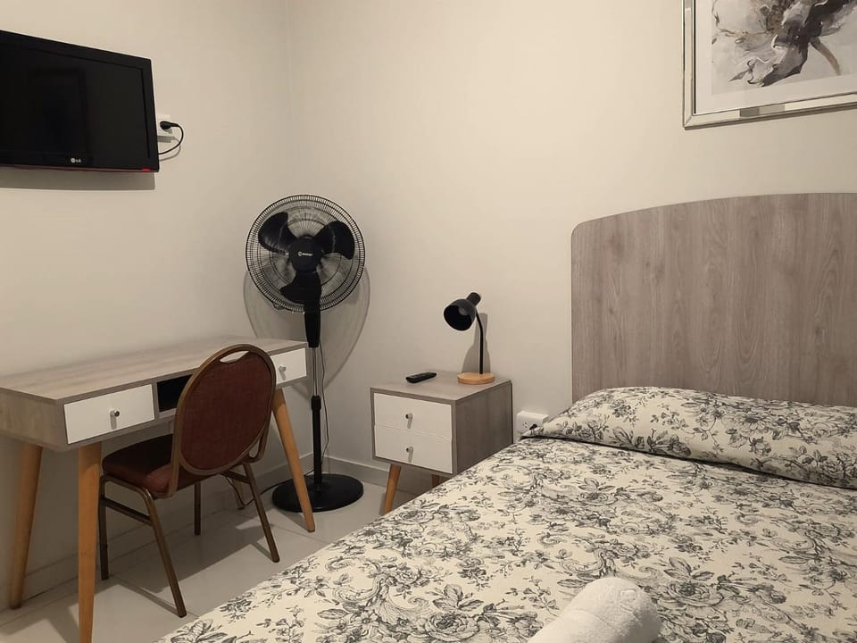 Bed, TV and multimedia, Photo of the whole room, Bedroom