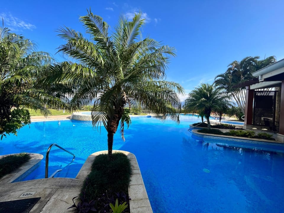 CR MARIPOSA RENTALS Cozy Retreat with Pool,Tennis,Gym,Free WiFi Apartment in San José Province