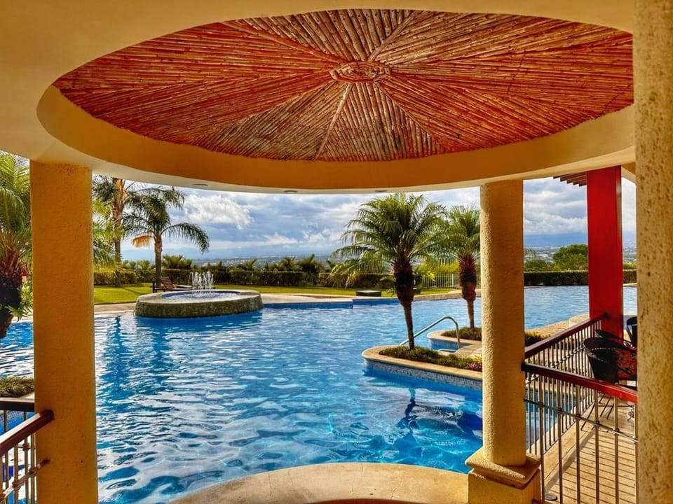 CR MARIPOSA RENTALS Cozy Retreat with Pool,Tennis,Gym,Free WiFi Apartment in San José Province