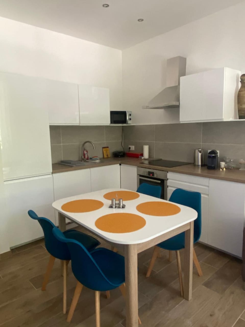 Kitchen or kitchenette, Dining area