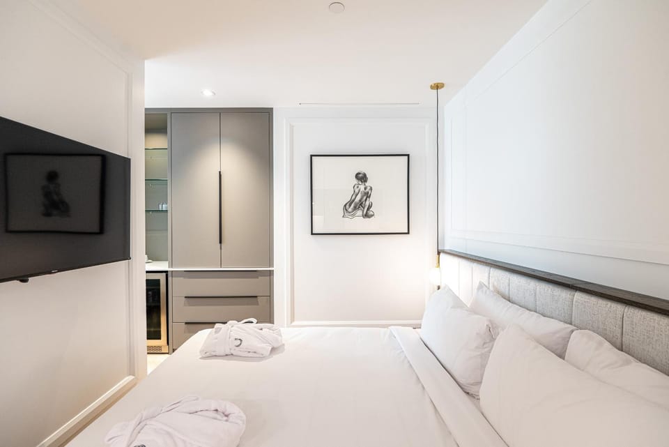 Bed, TV and multimedia, Bedroom