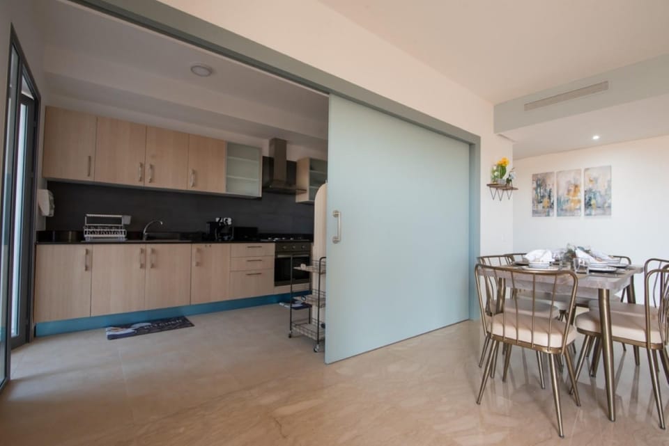Kitchen or kitchenette, Dining area, oven, stove
