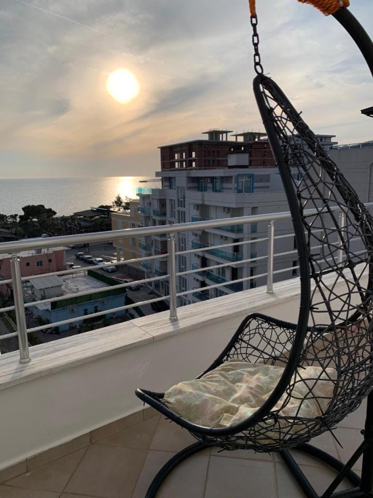 LUX4 Seaview & 43' TV Netflix Apartment in Europe