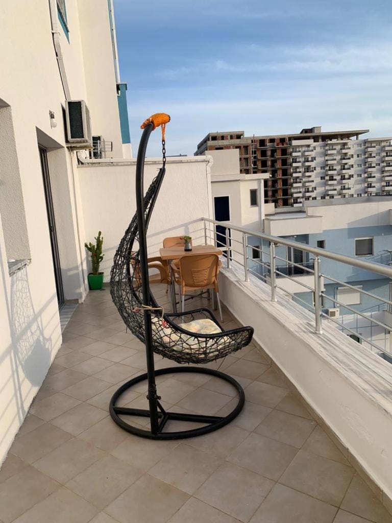 LUX4 Seaview & 43' TV Netflix Apartment in Europe