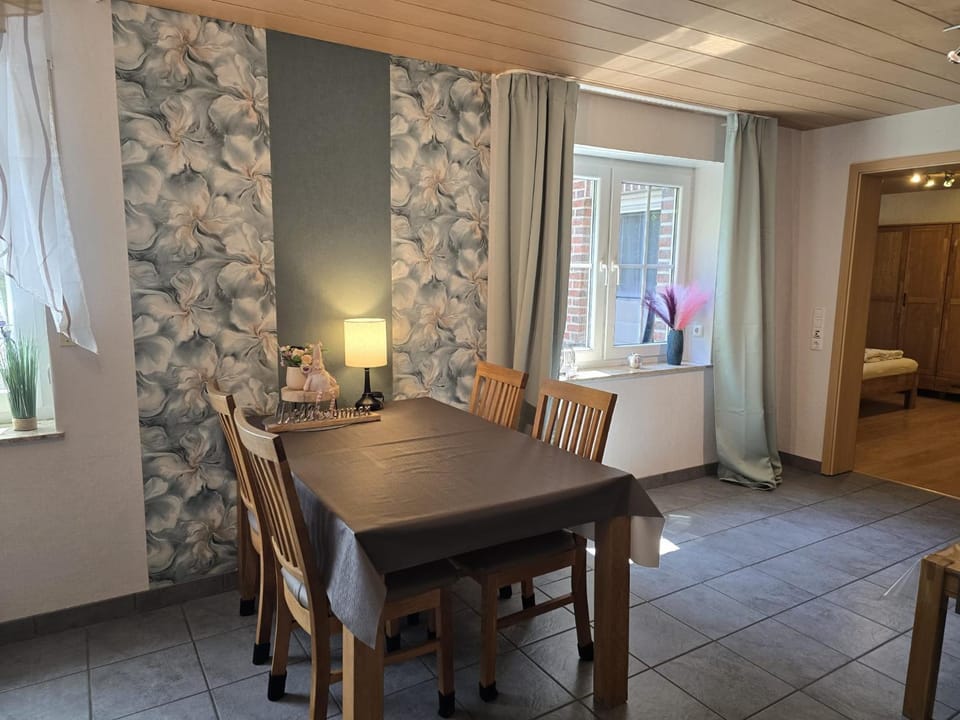 Dining area, Food