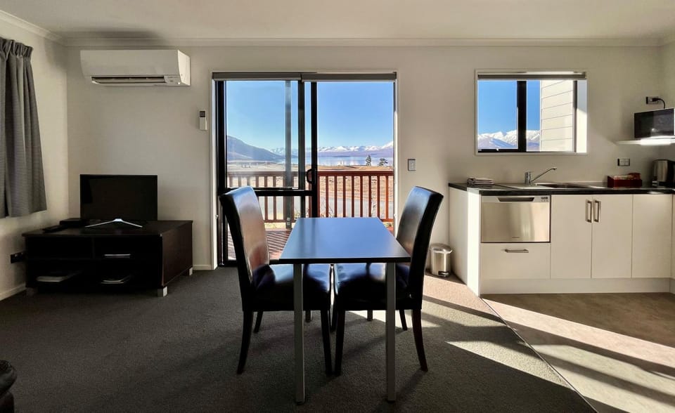 Dining area, Lake view, Mountain view, heating