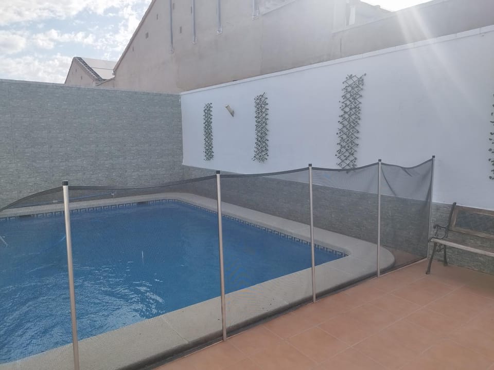LA MANCHEGUITA DE MADRIGUERAS 5 DORMITORIOS DOBLES CHALET CON PISCINA, BARBACOA Y SALA DE JUEGOS ideal familias 11 personas House in La Mancha