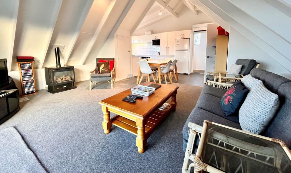 TV and multimedia, Living room, Seating area, fireplace