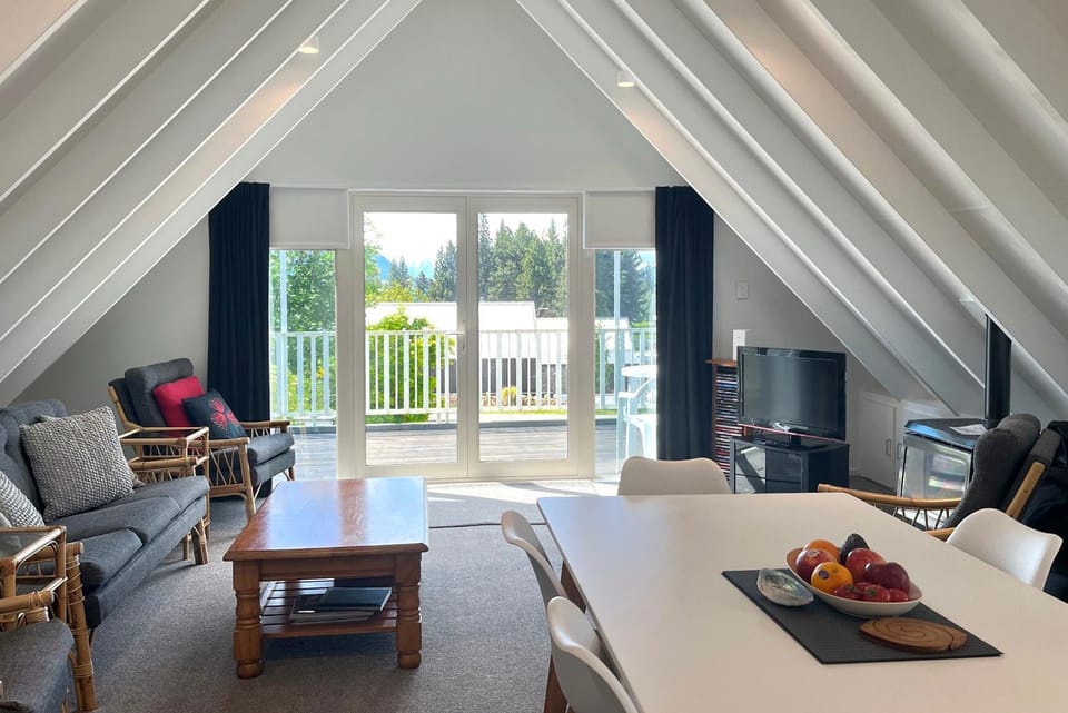 TV and multimedia, View (from property/room), Balcony/Terrace, Living room, Seating area, Dining area