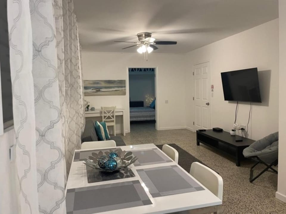 TV and multimedia, Living room, Seating area, Dining area, fireplace